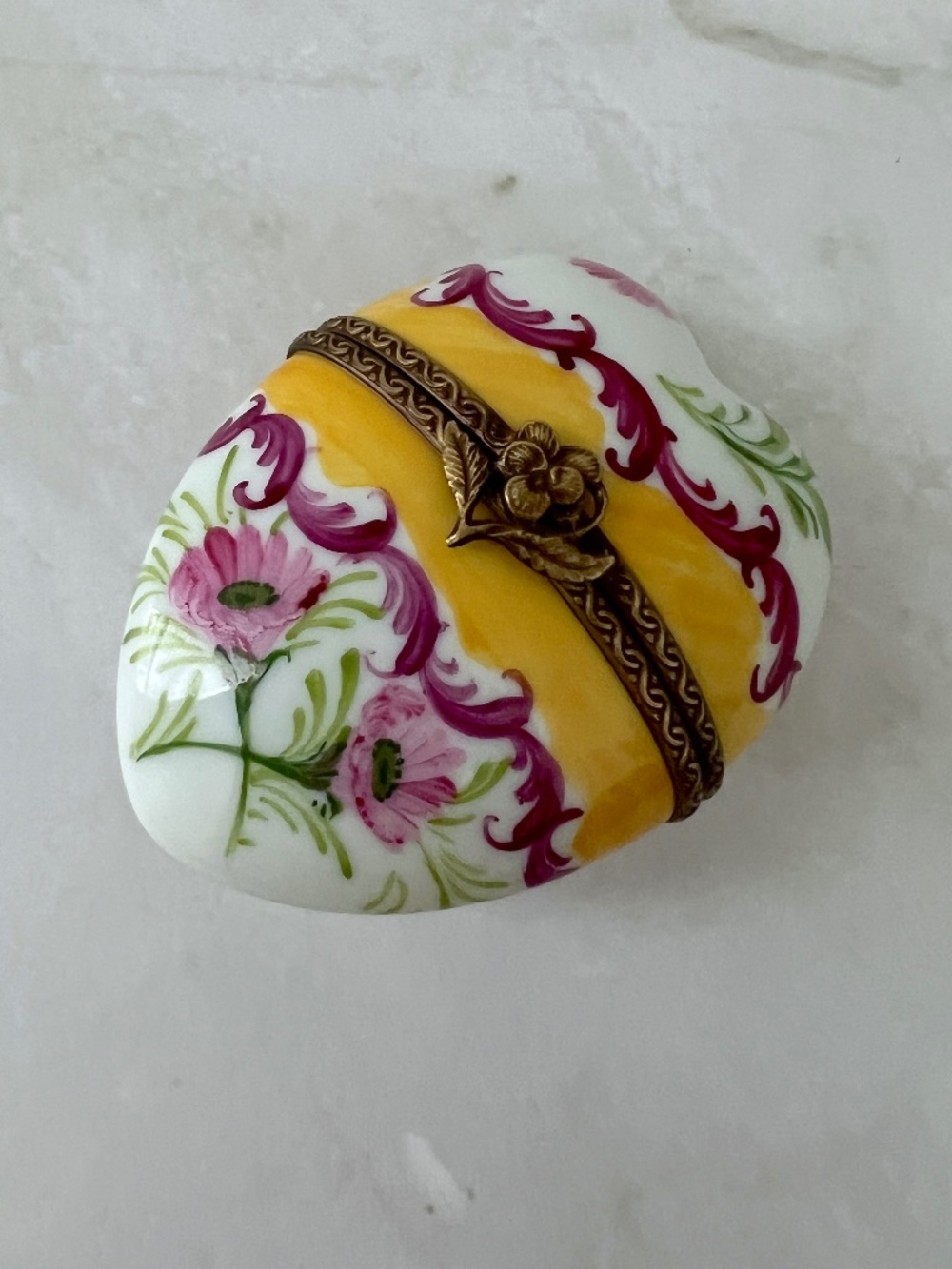 Limoges Heart Box Peint Main Marque Deposee Yellow Band Purple Scrollwork Flower